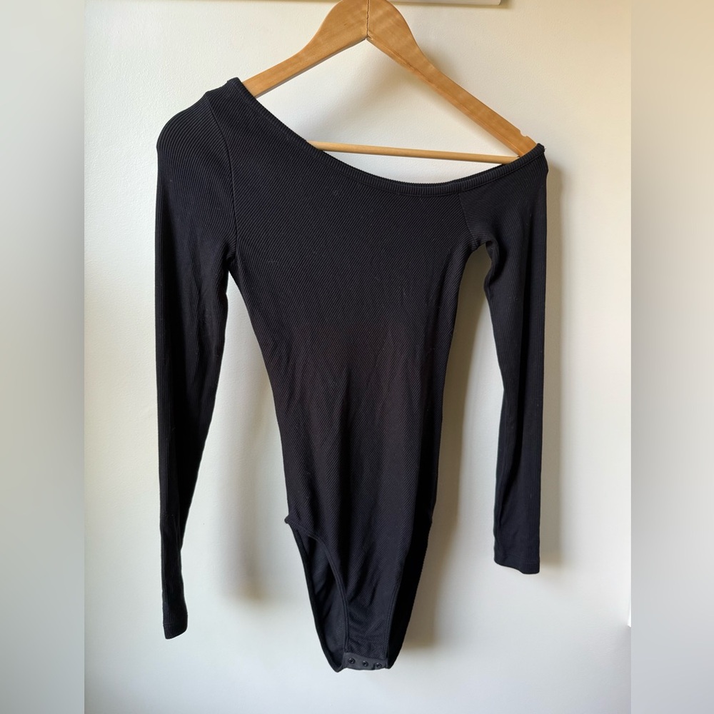 REISS Jessie Ribbed Bodysuit Off Shoulder Asymmetrical Flirty Black Basic S